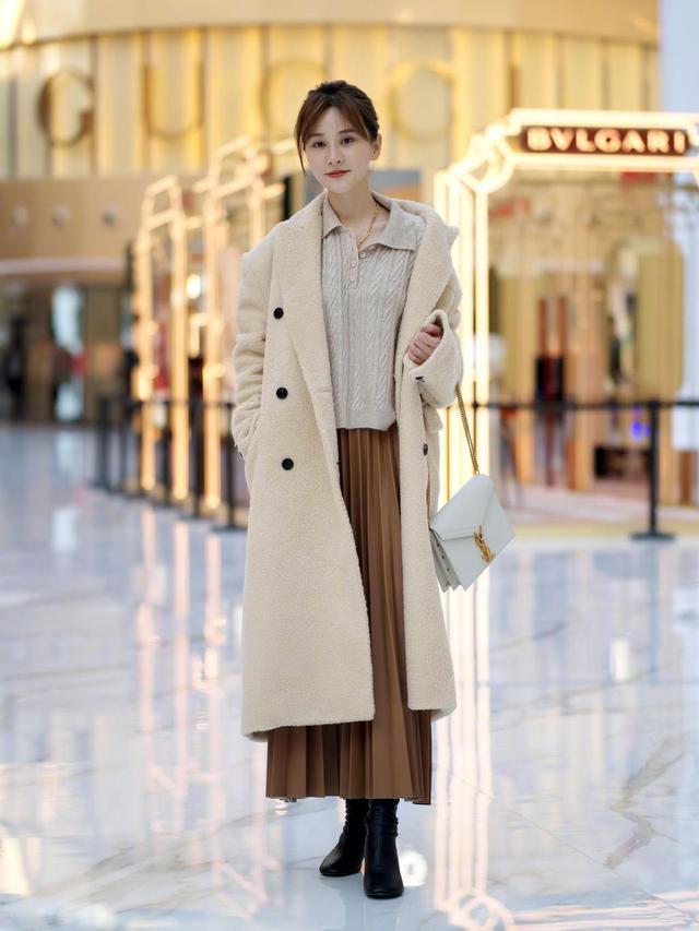 会穿衣比长得好看更重要！3套大衣穿法照着学就好看