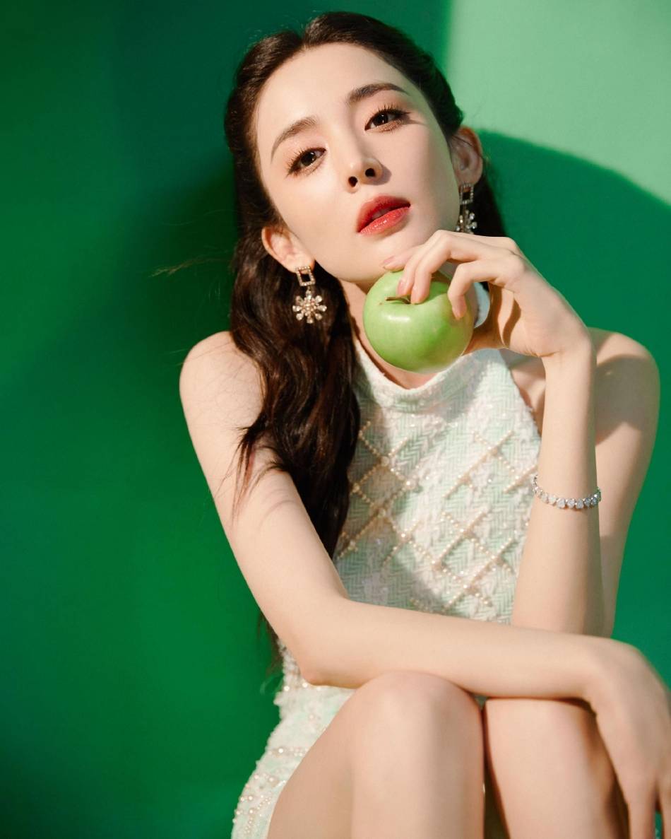 古力娜扎穿白色针织裙大秀美腿！雪肤玉貌美得让人窒息