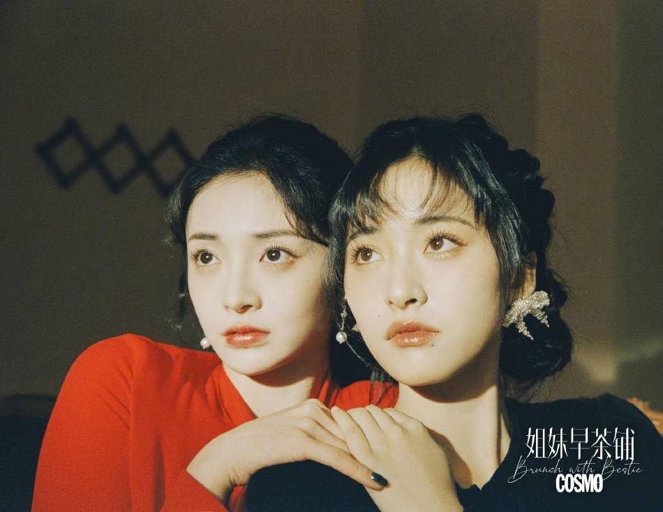 沈月周洁琼同框靓丽写真！两大美女性感靓丽太迷人
