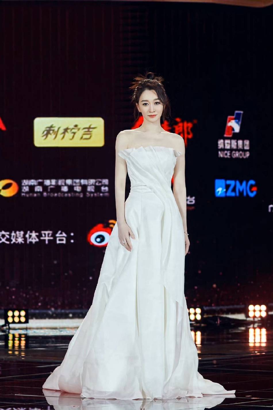 李小冉穿白色抹胸长裙窈窕动人！雪肤玉貌美到发光-2