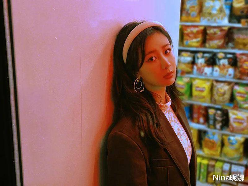 杨紫穿西装配改良旗袍超市拍大片差点认不出，突破大女人味十足