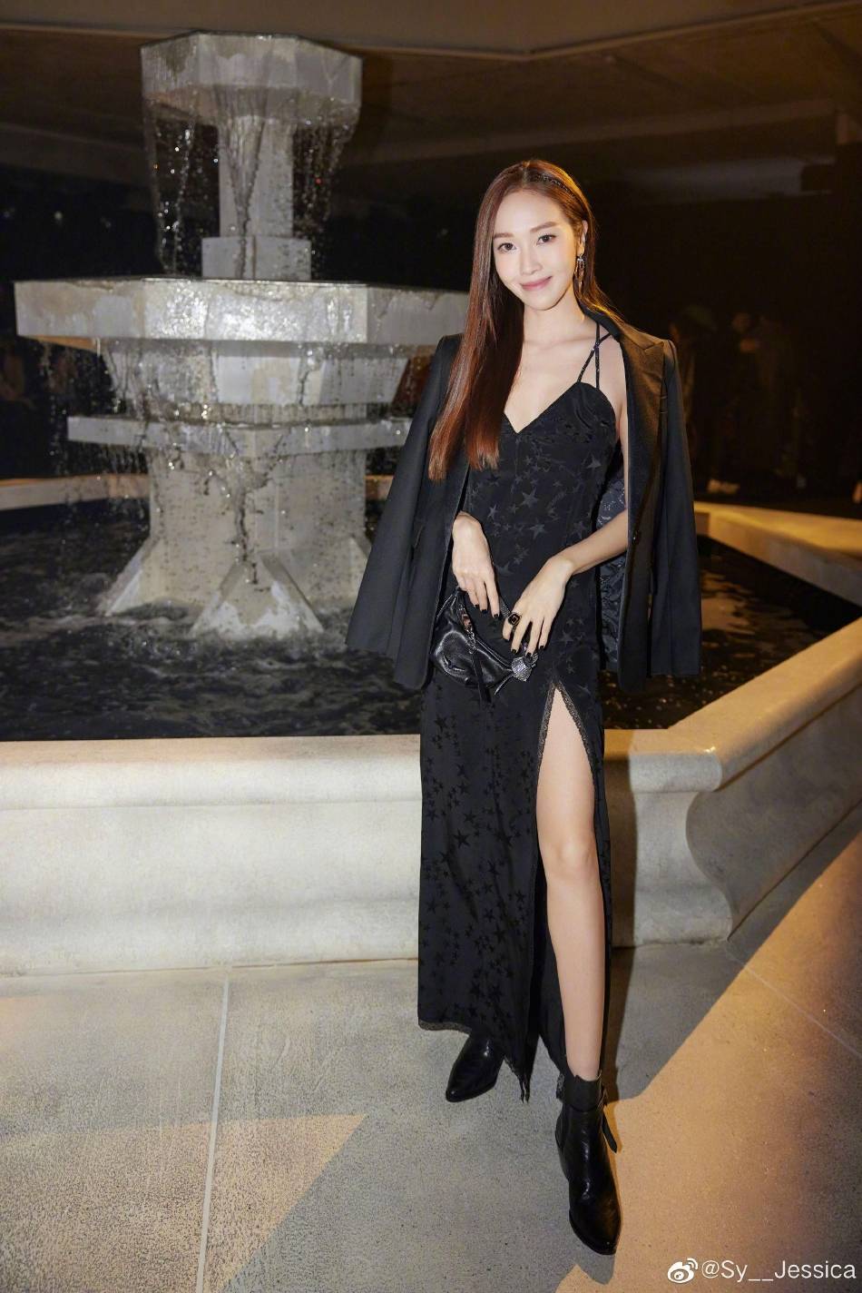 郑秀妍穿黑色吊带长裙秀事业线！肤白貌美长腿性感迷人-6