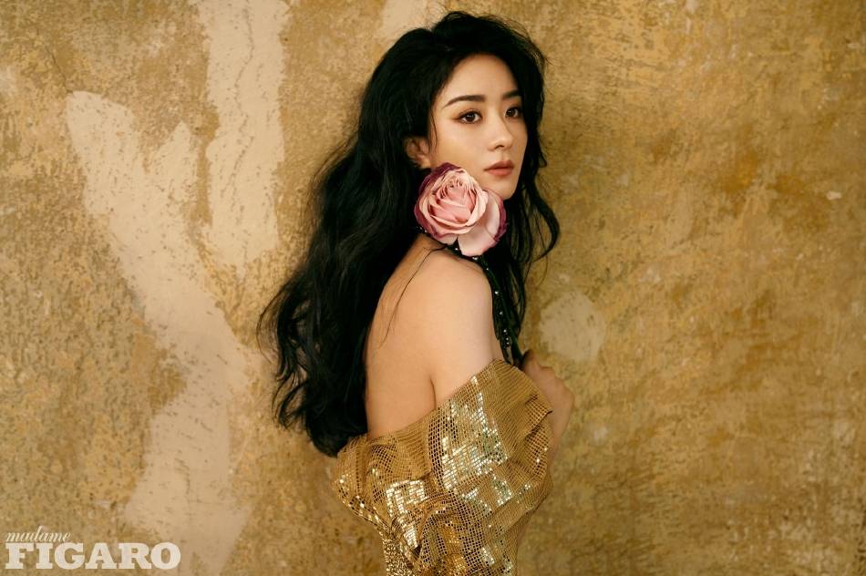 赵丽颖大秀美背细腰高贵妩媚！雪肤玉貌美得让人窒息