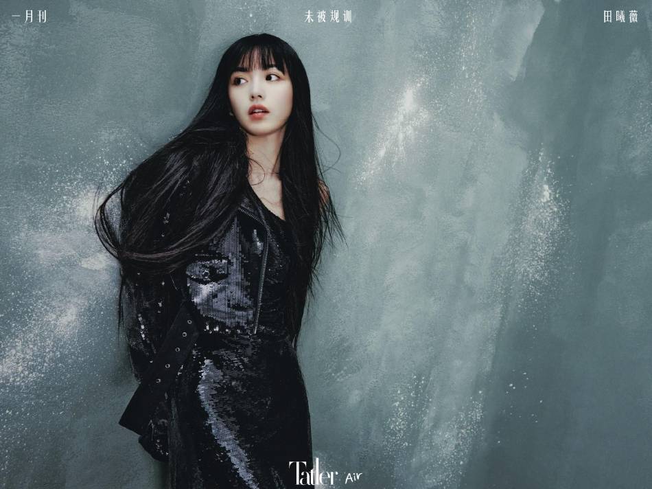 田曦薇红色短发写真超靓丽！大秀人鱼线性感还魅惑