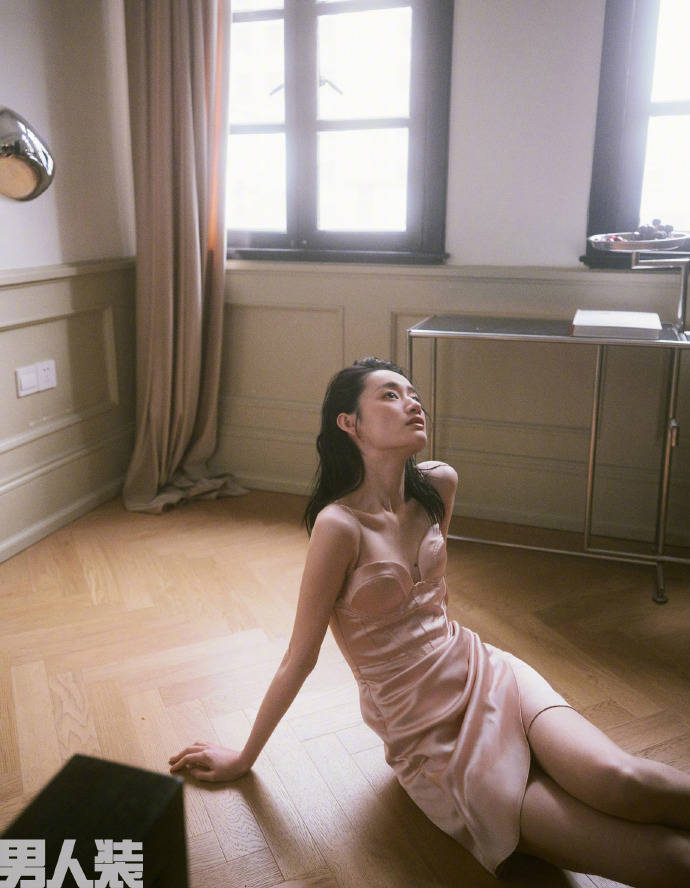 郭晓婷登《男人装》封面！大秀香肩美腿性感撩人-4