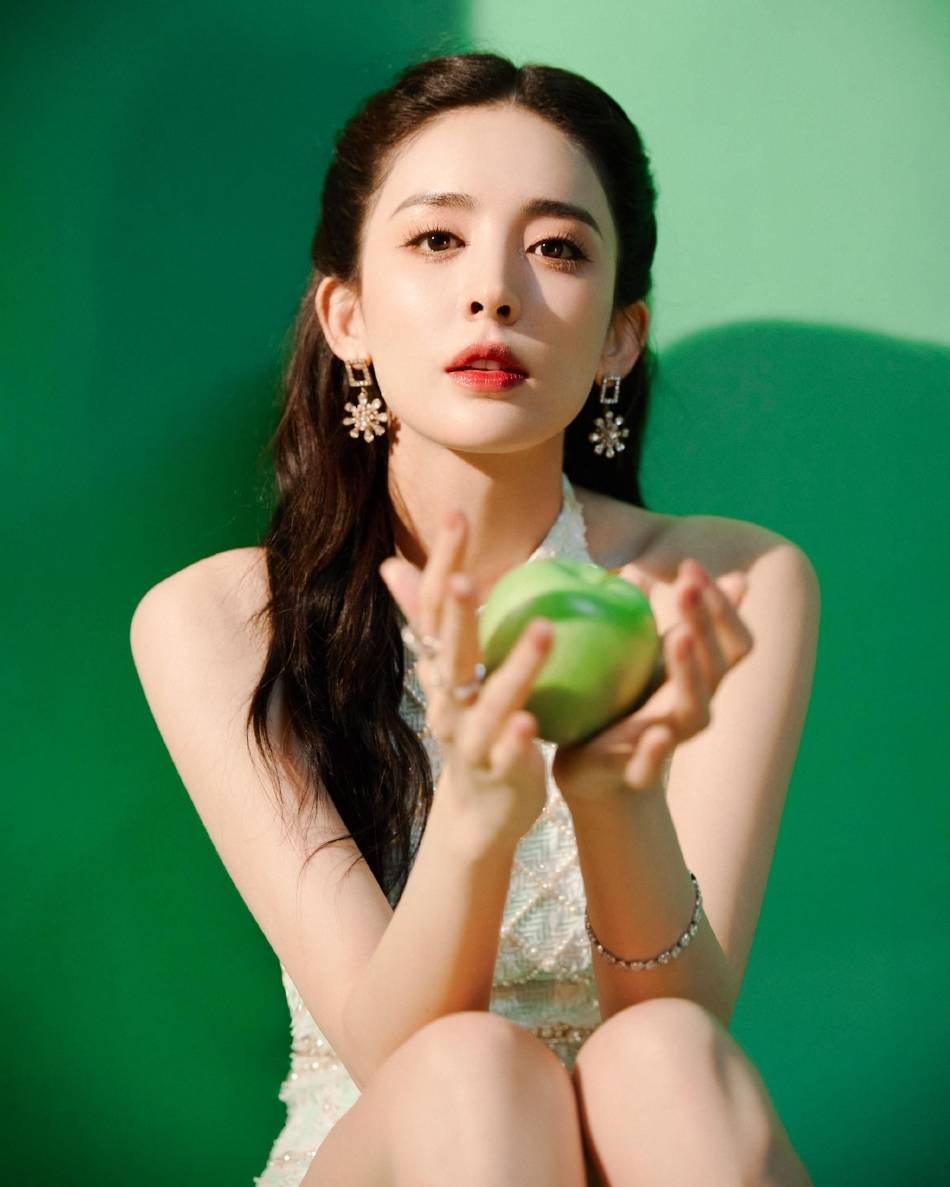 古力娜扎穿白色针织裙大秀美腿！雪肤玉貌美得让人窒息