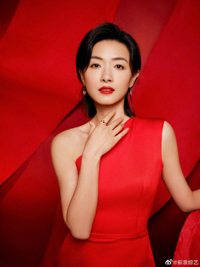 万茜穿斜肩红裙喜庆靓丽！曼妙身材性感迷人-1