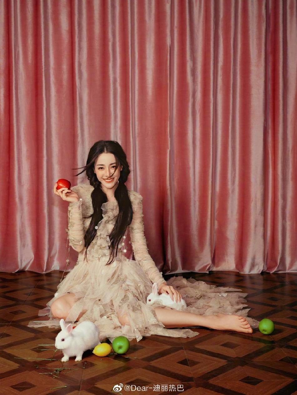 迪丽热巴手捧小兔子笑容甜美！一颦一笑美得让人窒息