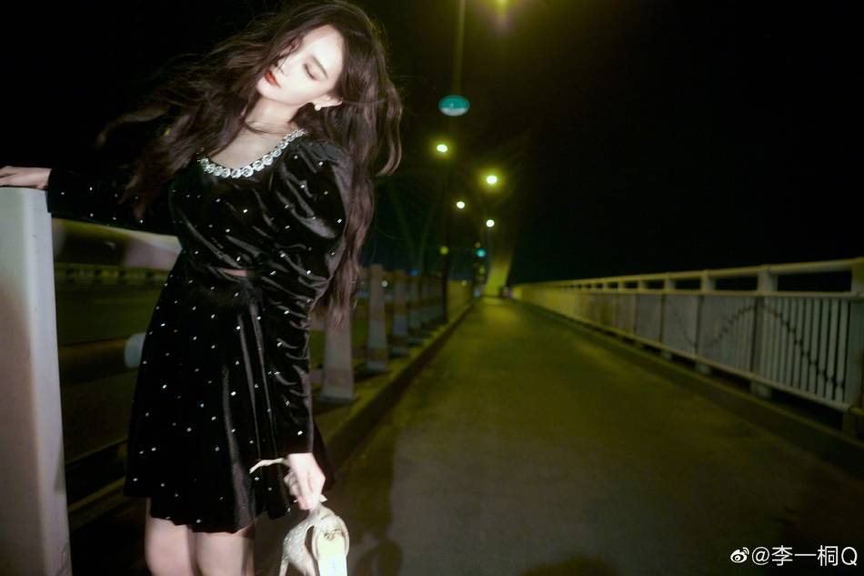 李一桐穿黑色丝绒短裙风情万种!皮肤白皙美艳动人-4 李一桐穿黑色丝绒短裙风情万种!皮肤白皙美艳动人