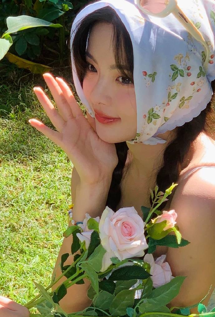 杨超越碎花短裙大秀香肩美腿！性感迷人魅力十足-1