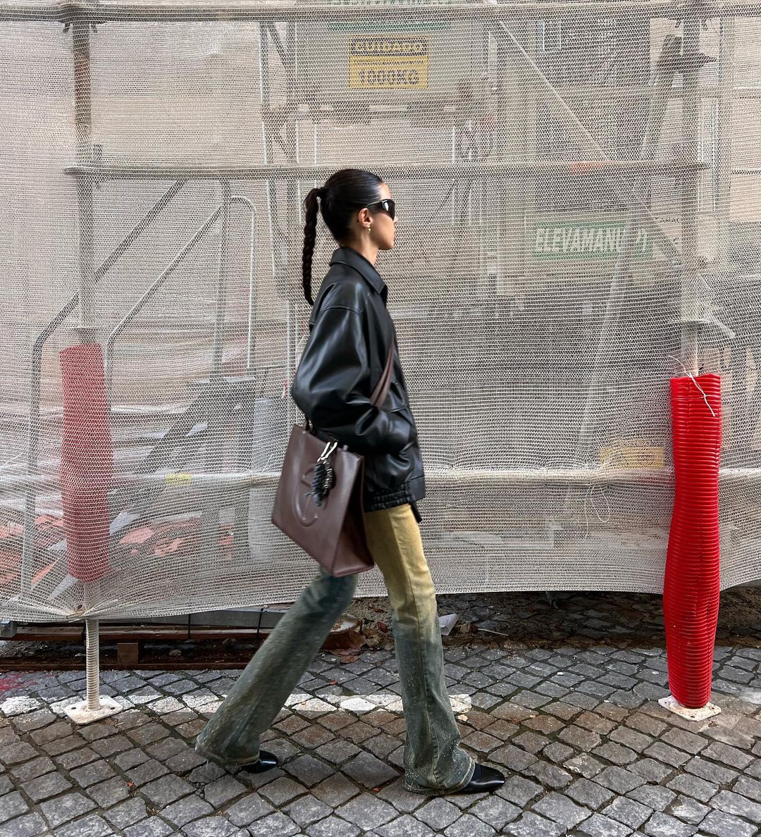 所有Y2K元素都在她身上：学习穿搭博主maïna的酷辣千禧风穿搭