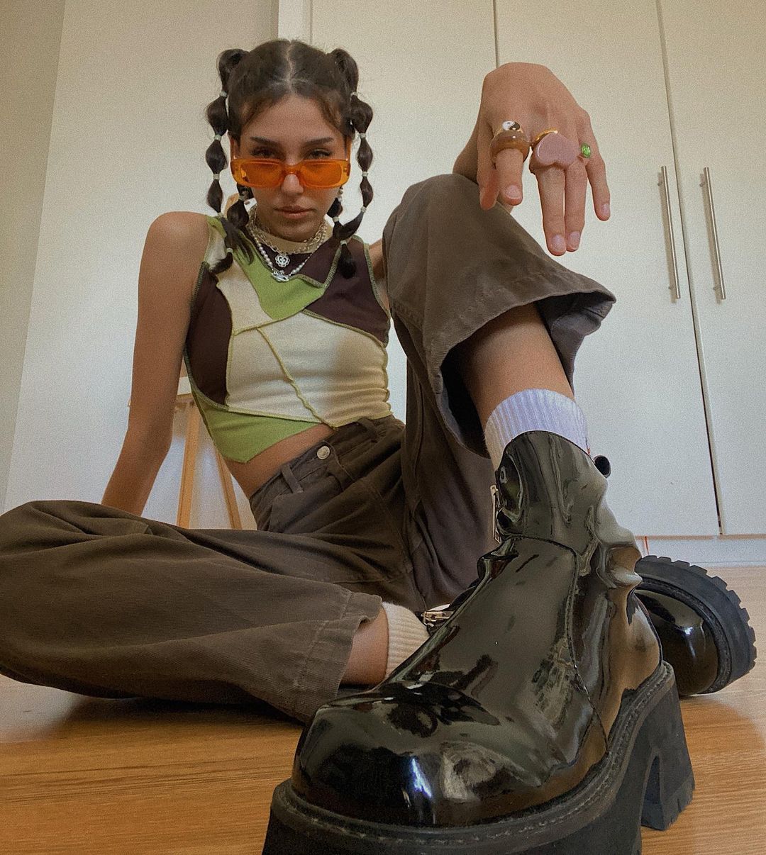 所有Y2K元素都在她身上：学习穿搭博主maïna的酷辣千禧风穿搭