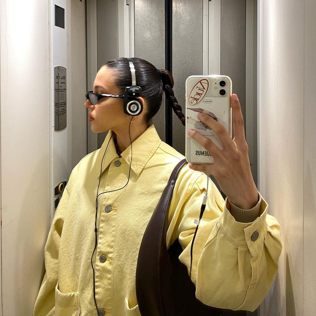 所有Y2K元素都在她身上：学习穿搭博主maïna的酷辣千禧风穿搭