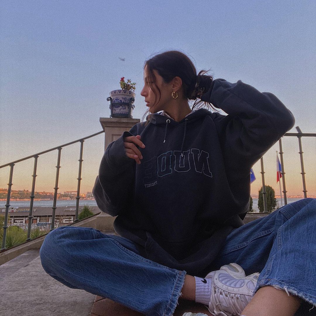 所有Y2K元素都在她身上：学习穿搭博主maïna的酷辣千禧风穿搭