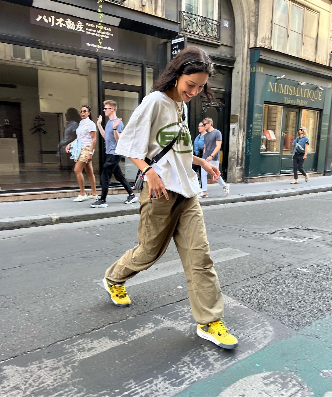 所有Y2K元素都在她身上：学习穿搭博主maïna的酷辣千禧风穿搭