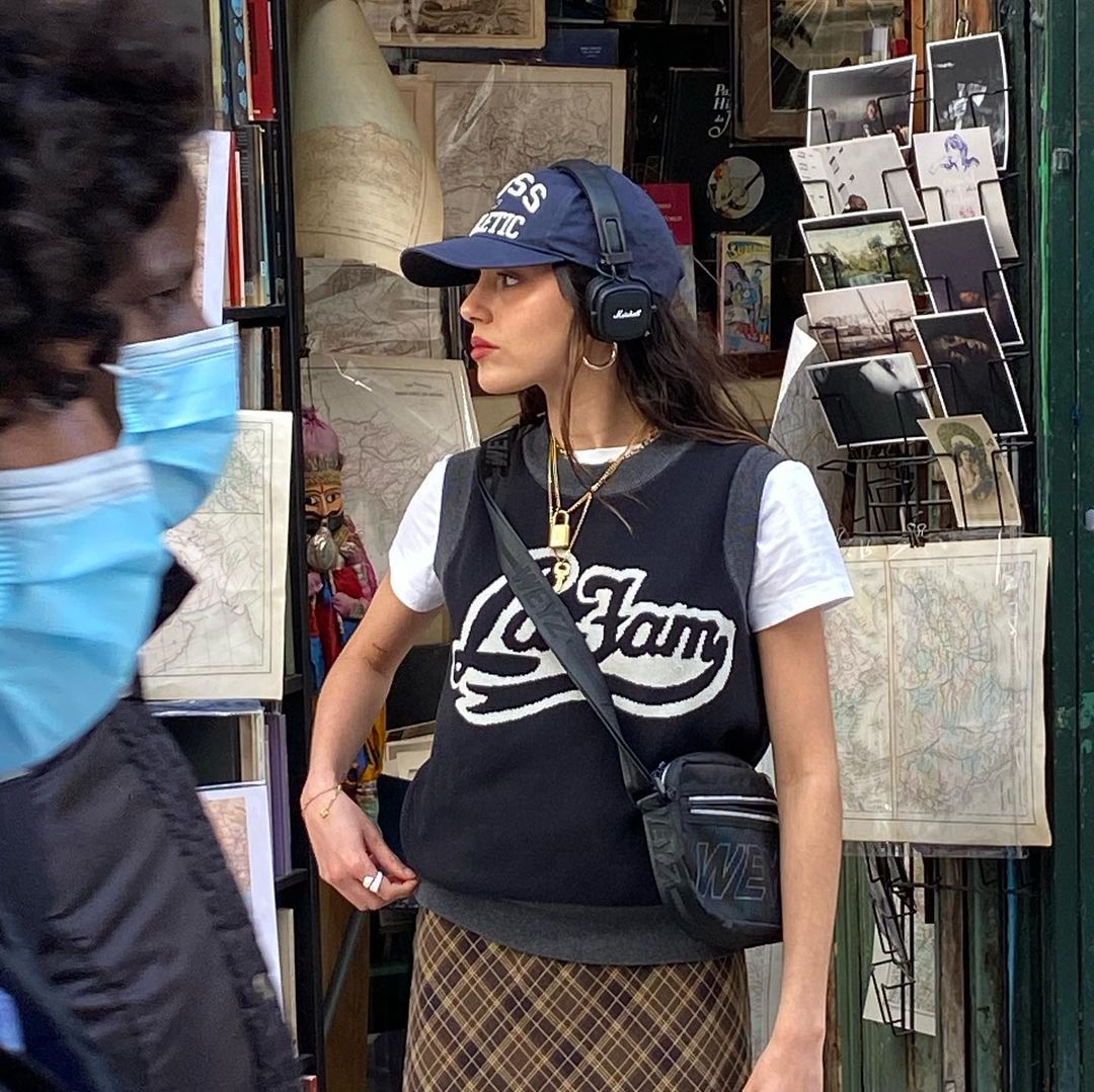 所有Y2K元素都在她身上：学习穿搭博主maïna的酷辣千禧风穿搭