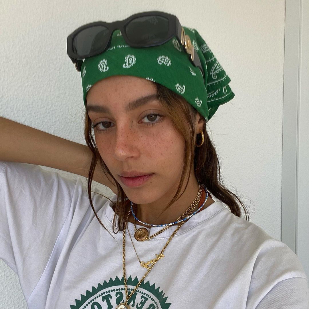 所有Y2K元素都在她身上：学习穿搭博主maïna的酷辣千禧风穿搭