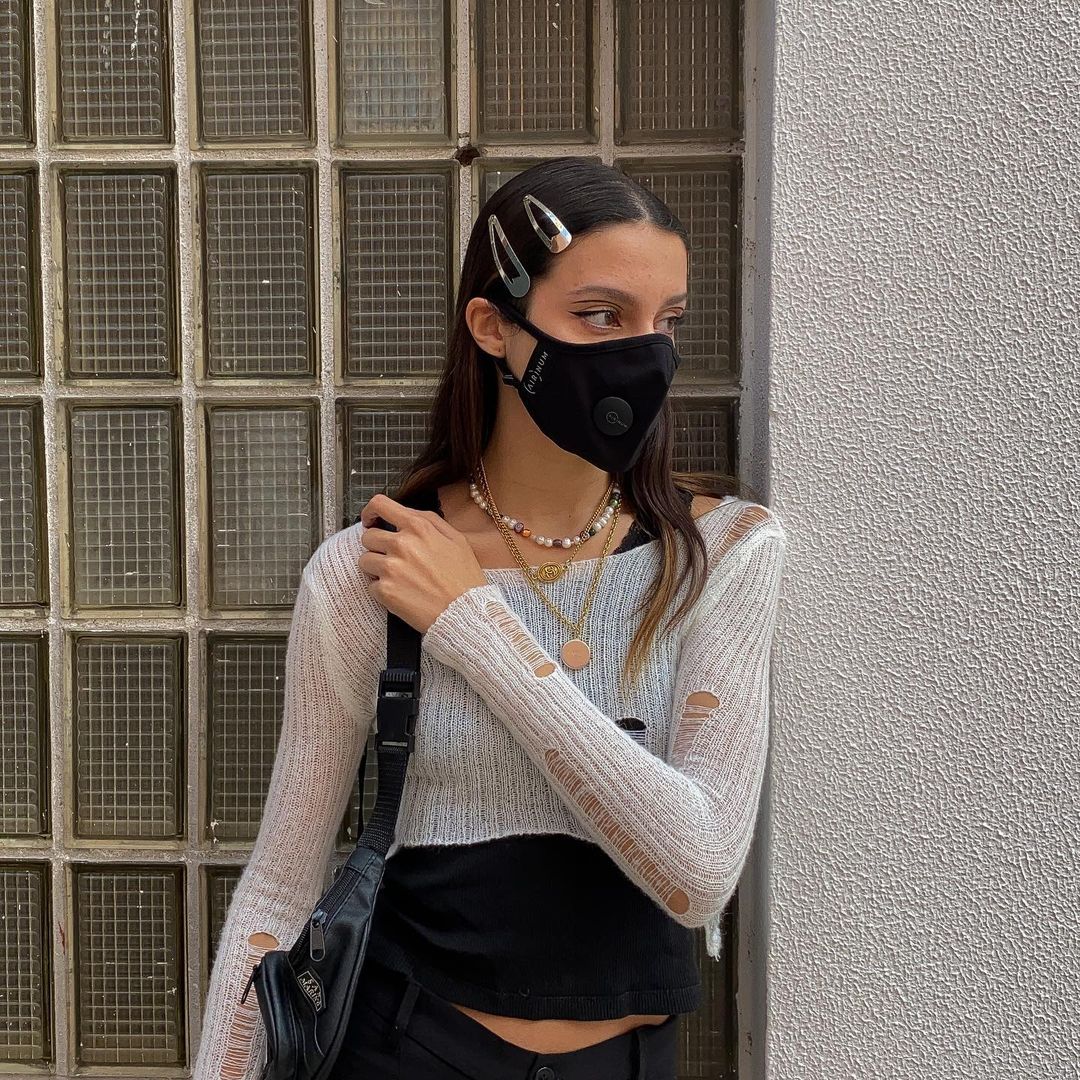 所有Y2K元素都在她身上：学习穿搭博主maïna的酷辣千禧风穿搭