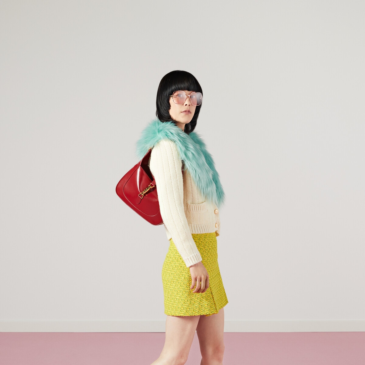 日常穿搭的完美点缀:Dakota Johnson出镜Gucci最新Jackie 1961广告