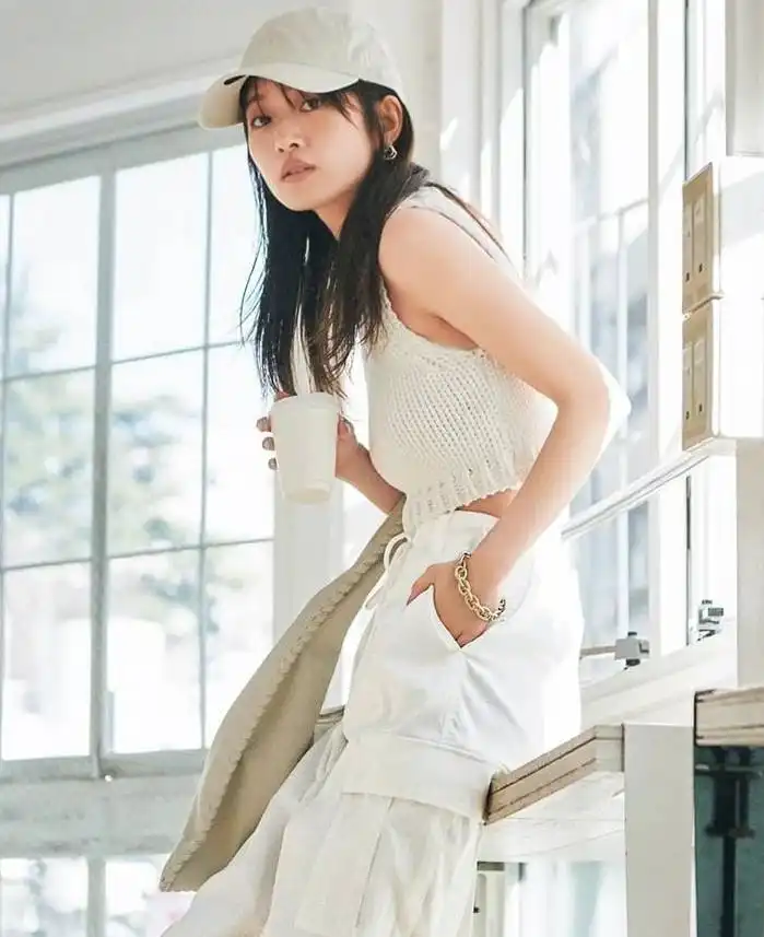 拥有清秀气质小脸风格容貌的美女小室安未