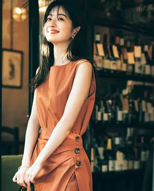 拥有清秀气质小脸风格容貌的美女小室安未