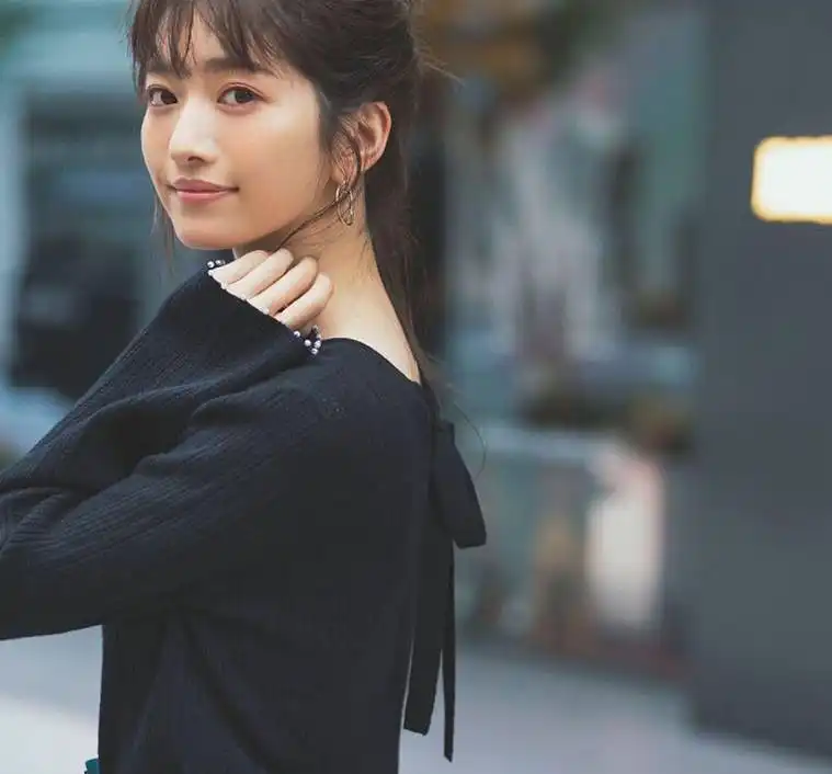 拥有清秀气质小脸风格容貌的美女小室安未