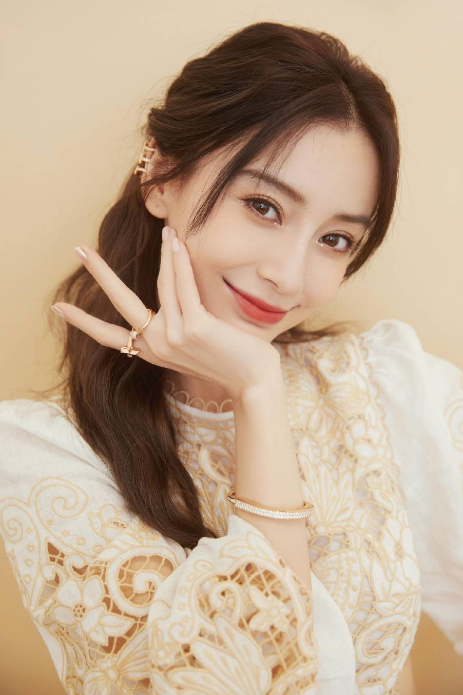 杨颖穿镂空花瓣裙露小蛮腰！肤白貌美长腿性感撩人-5