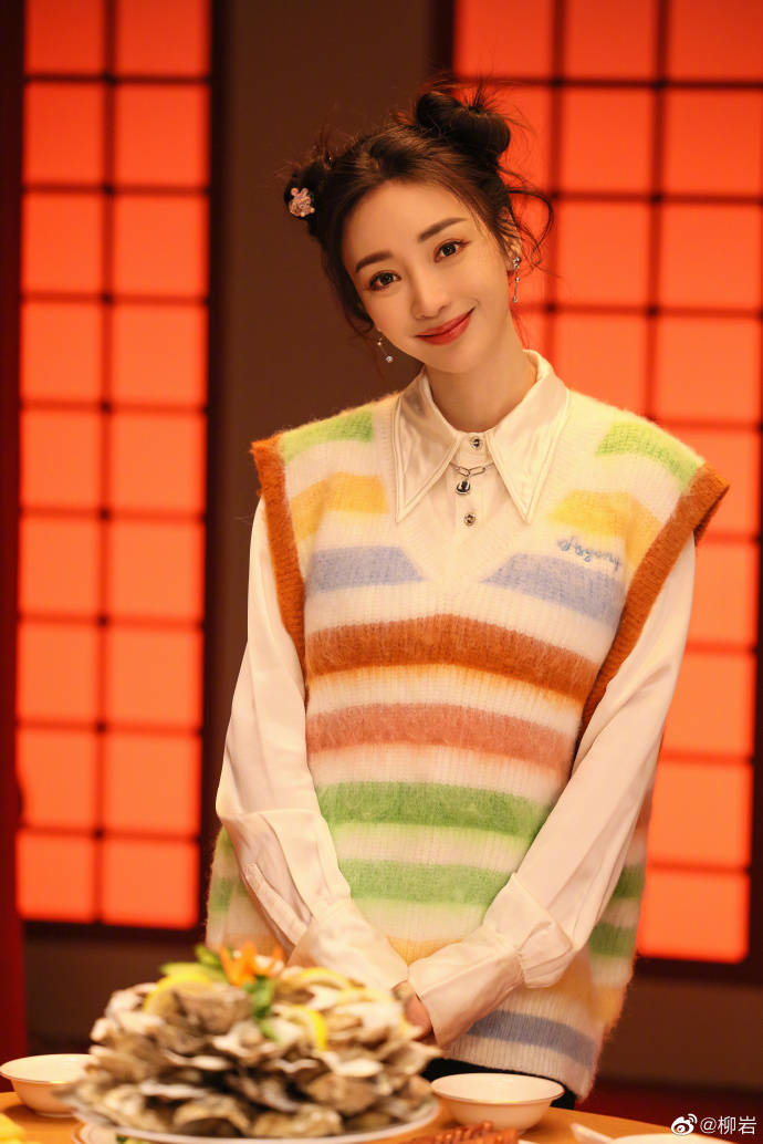 性感女神柳岩春晚写真超靓丽！微笑甜美太美艳-1