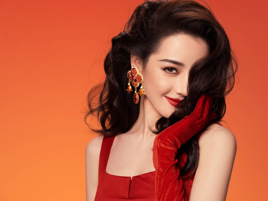 迪丽热巴穿红色吊带裙复古摩登!肤白貌美性感妖艳-6 迪丽热巴穿红色吊带裙复古摩登!肤白貌美性感妖艳