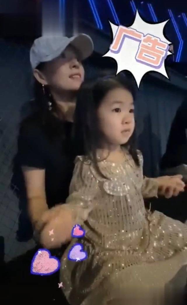 章子怡带孩子游玩，素颜出镜鼻子塌还有黄斑，这才是真实状态！