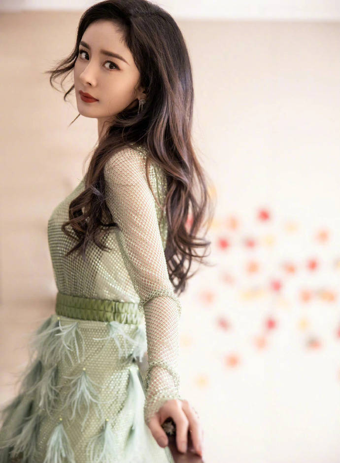 杨幂穿绿丝绒长裙大秀美腿！千娇百媚又仙又欲性感撩人