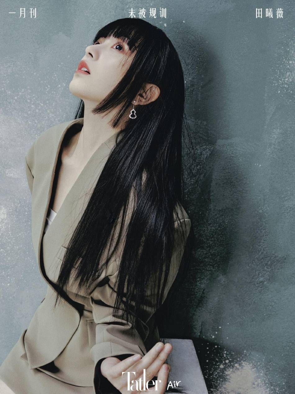 田曦薇红色短发写真超靓丽！大秀人鱼线性感还魅惑