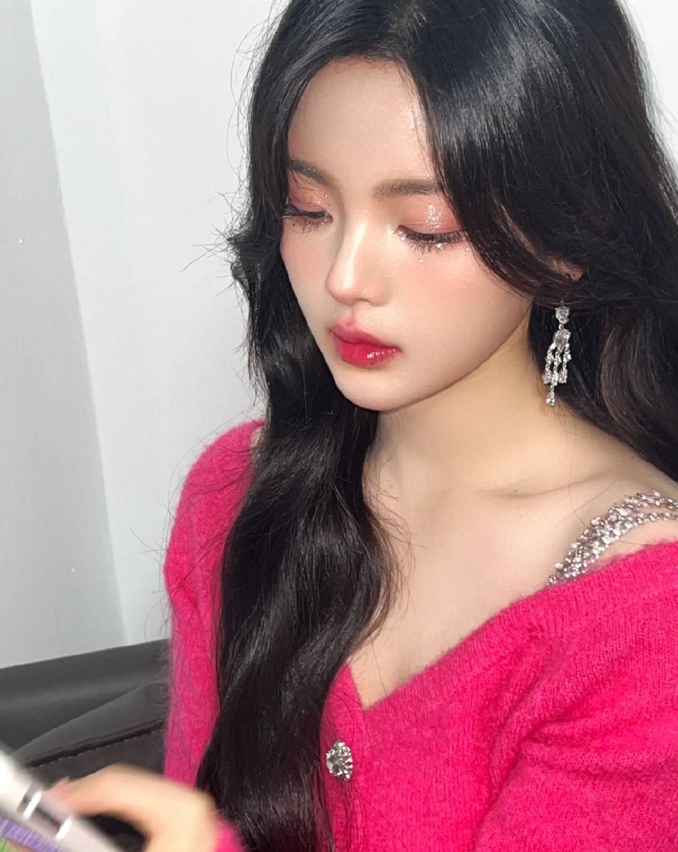 杨超越新年兔系碎钻妆闪耀迷人！五官精致美得让人窒息-3