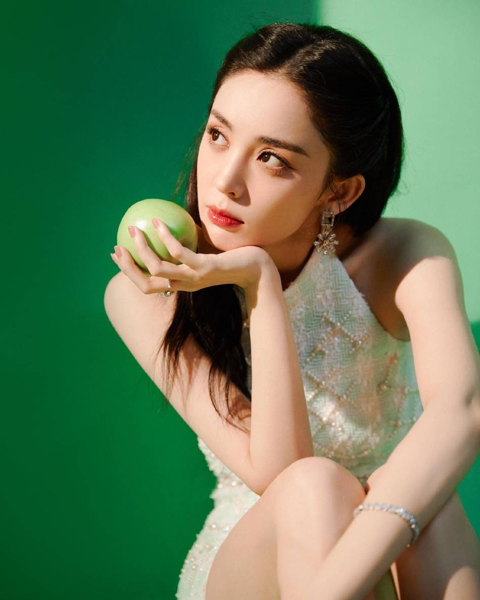 古力娜扎穿白色针织裙大秀美腿！雪肤玉貌美得让人窒息