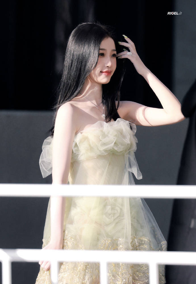 虞书欣玫瑰鎏金长裙大秀香肩!雪肤玉貌温婉靓丽太美了-2 虞书欣玫瑰鎏金长裙大秀香肩!雪肤玉貌温婉靓丽太美了