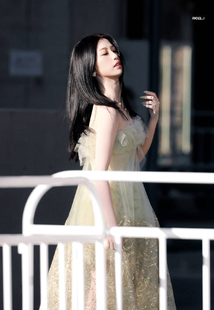 虞书欣玫瑰鎏金长裙大秀香肩!雪肤玉貌温婉靓丽太美了-3 虞书欣玫瑰鎏金长裙大秀香肩!雪肤玉貌温婉靓丽太美了