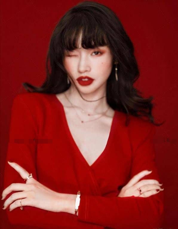 段小薇写真穿时尚裙拍照，不经意露出腿那刻摄影都看懵-2