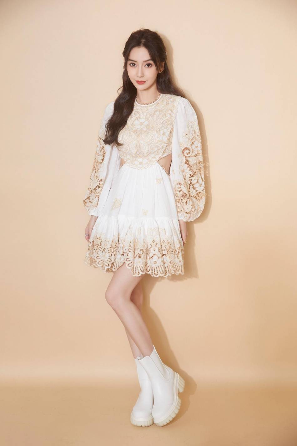 杨颖穿镂空花瓣裙露小蛮腰！肤白貌美长腿性感撩人-1