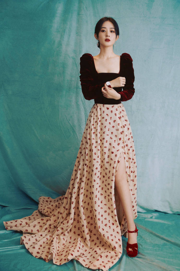 赵丽颖穿红丝绒波点长裙秀纤细美腿！雪肤玉貌气质太美