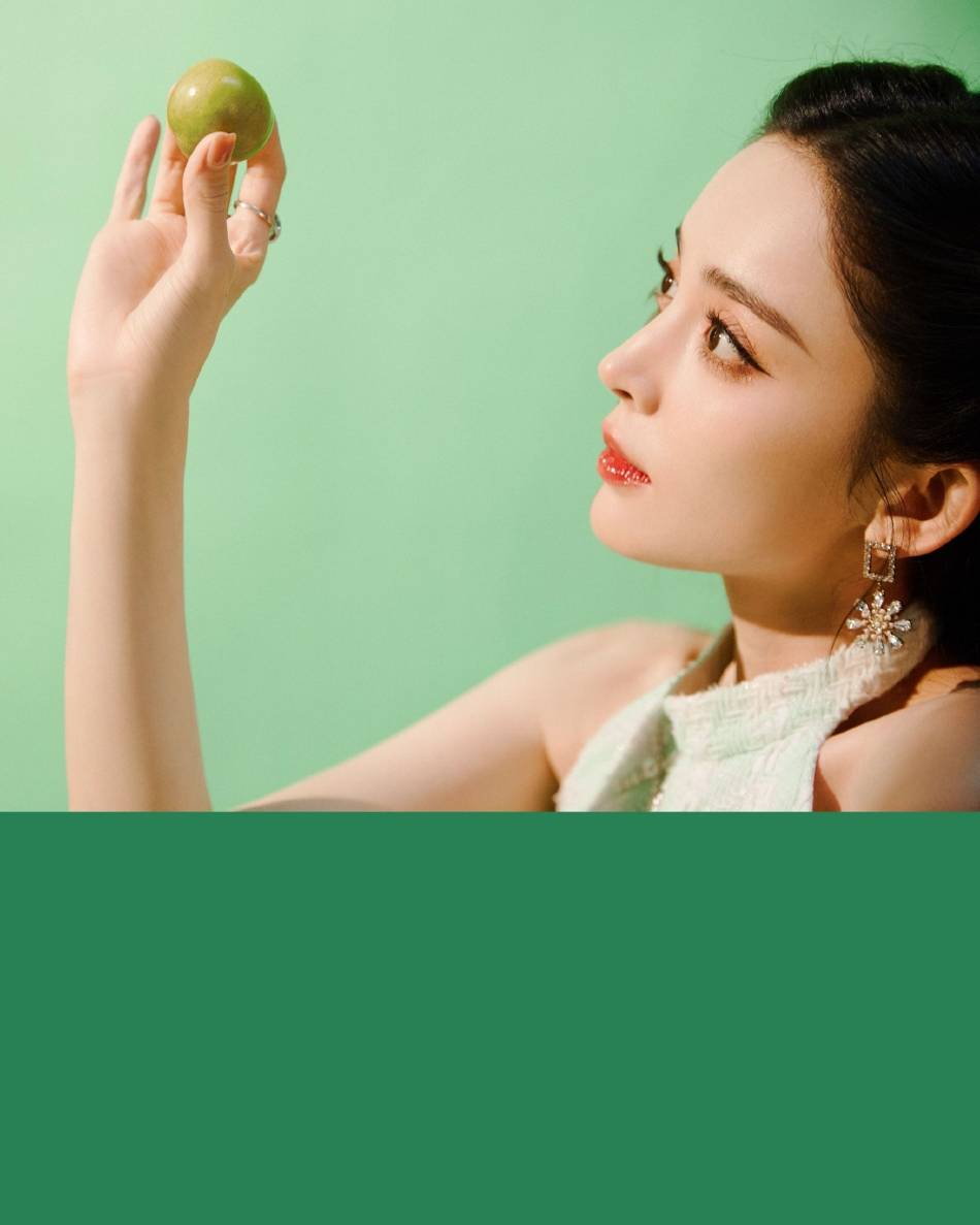 古力娜扎穿白色针织裙大秀美腿！雪肤玉貌美得让人窒息