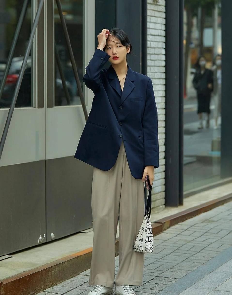 韩国路人街拍没有礼服和高跟鞋，基础款也能玩转时髦-2