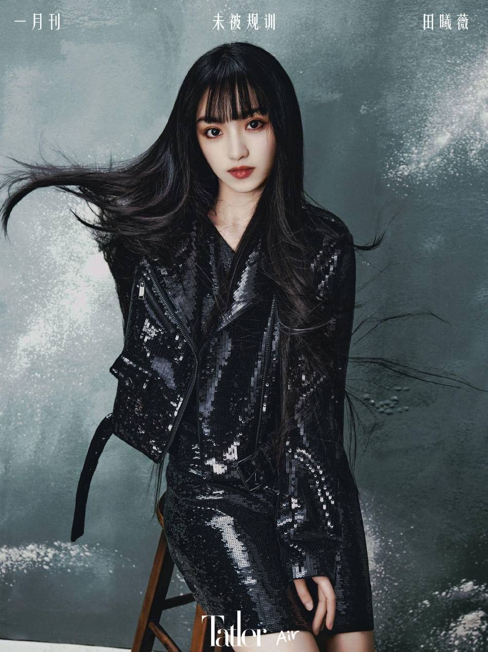 田曦薇红色短发写真超靓丽！大秀人鱼线性感还魅惑