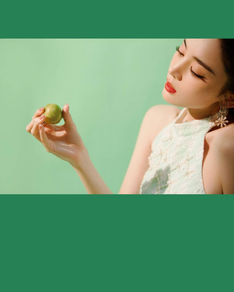 古力娜扎穿白色针织裙大秀美腿！雪肤玉貌美得让人窒息