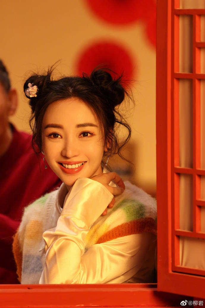性感女神柳岩春晚写真超靓丽！微笑甜美太美艳-2