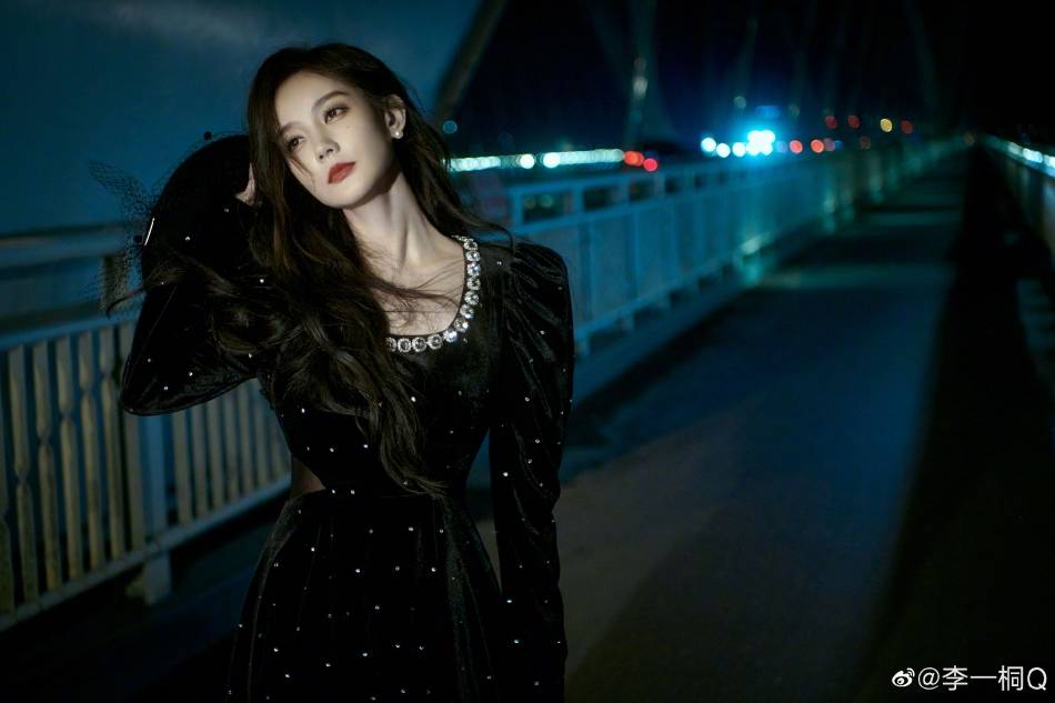 李一桐穿黑色丝绒短裙风情万种!皮肤白皙美艳动人-2 李一桐穿黑色丝绒短裙风情万种!皮肤白皙美艳动人