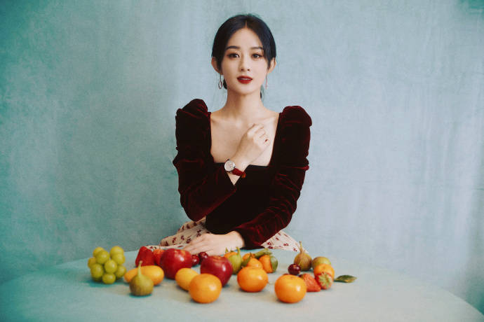 赵丽颖穿红丝绒波点长裙秀纤细美腿！雪肤玉貌气质太美