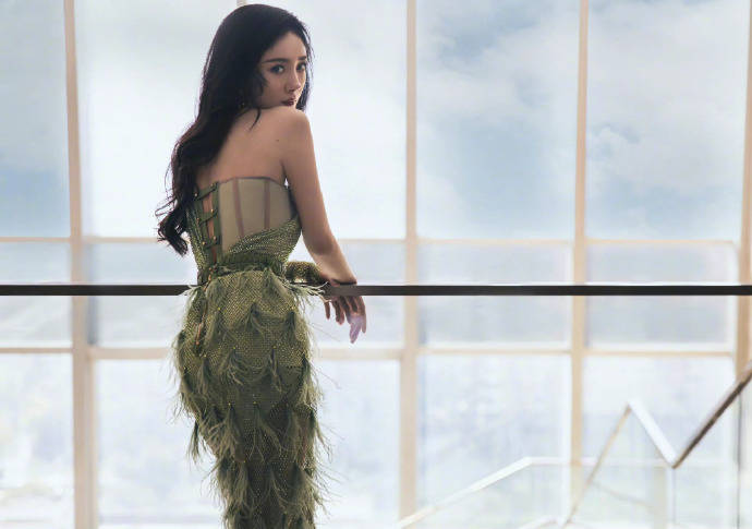 杨幂穿绿丝绒长裙大秀美腿！千娇百媚又仙又欲性感撩人