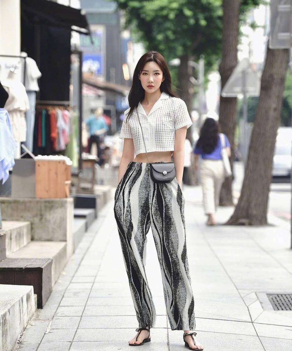 韩国路人街拍没有礼服和高跟鞋，基础款也能玩转时髦-9