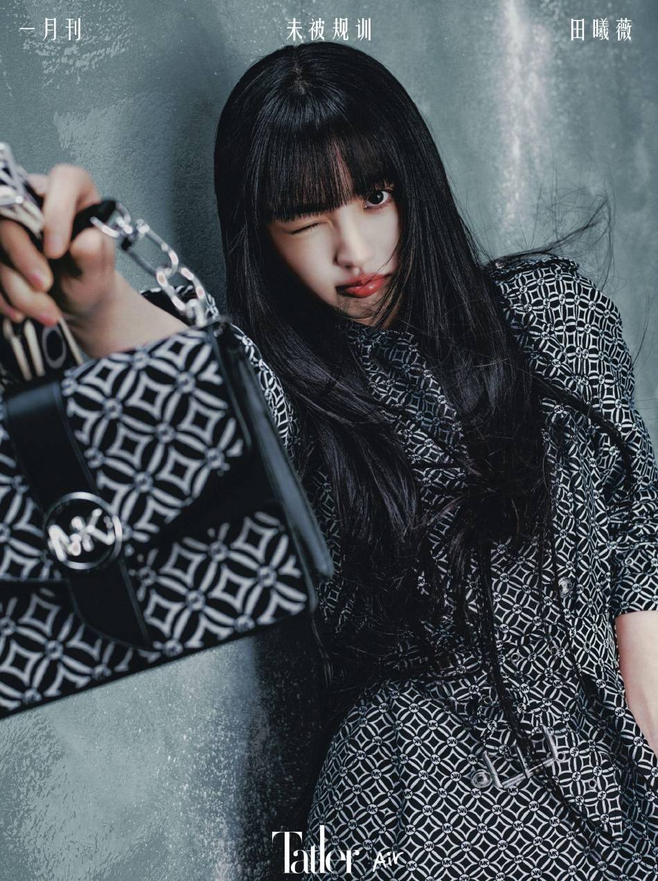 田曦薇红色短发写真超靓丽！大秀人鱼线性感还魅惑