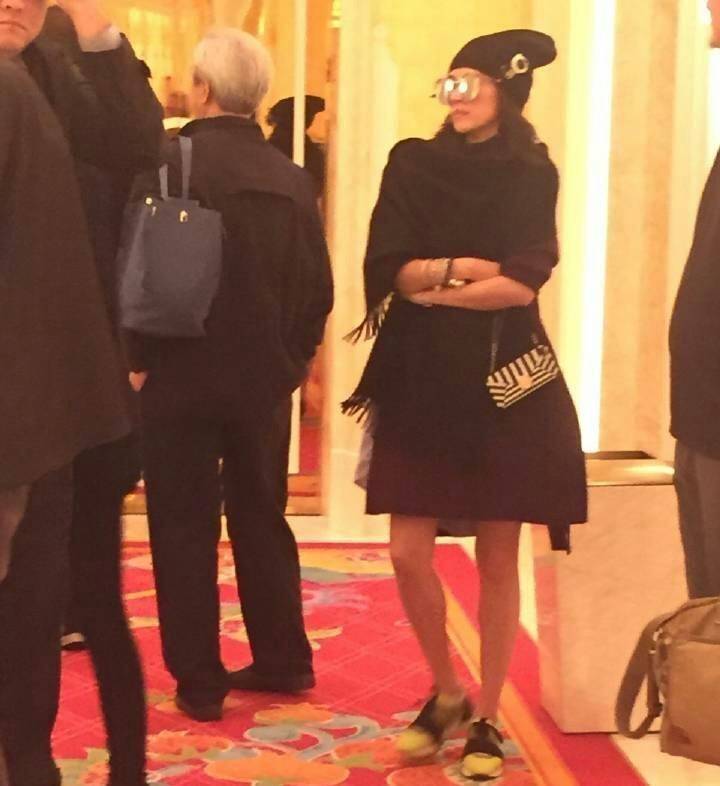 章子怡带孩子游玩，素颜出镜鼻子塌还有黄斑，这才是真实状态！